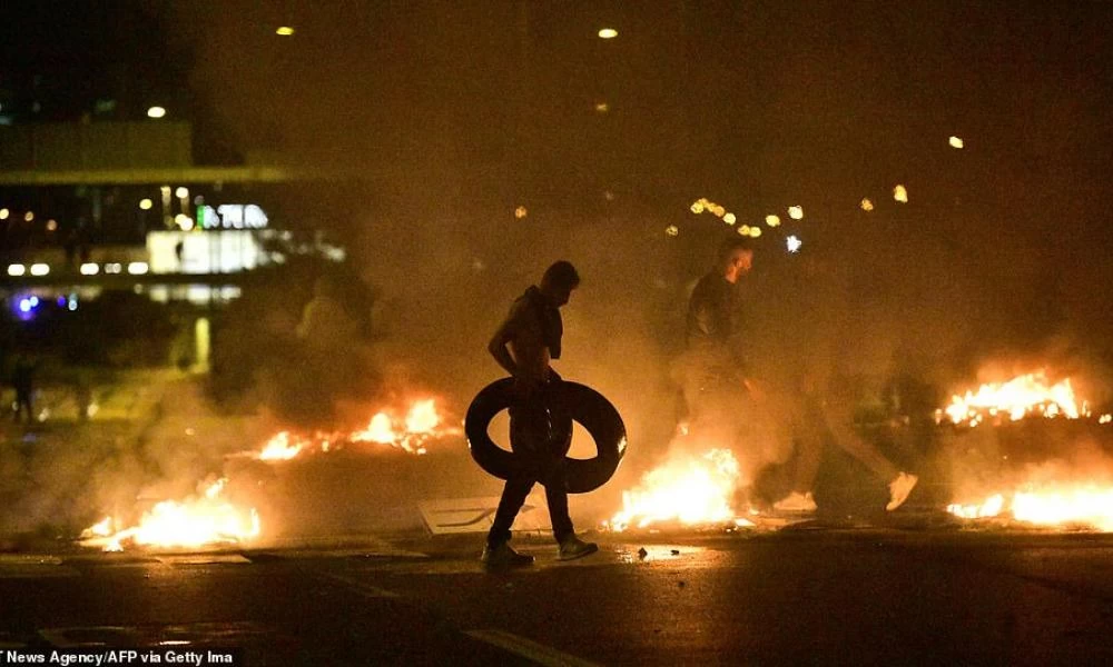 Σουήδια: Άγριες συμπλοκές από διαδηλωτές μετά το κάψιμο του Κορανίου